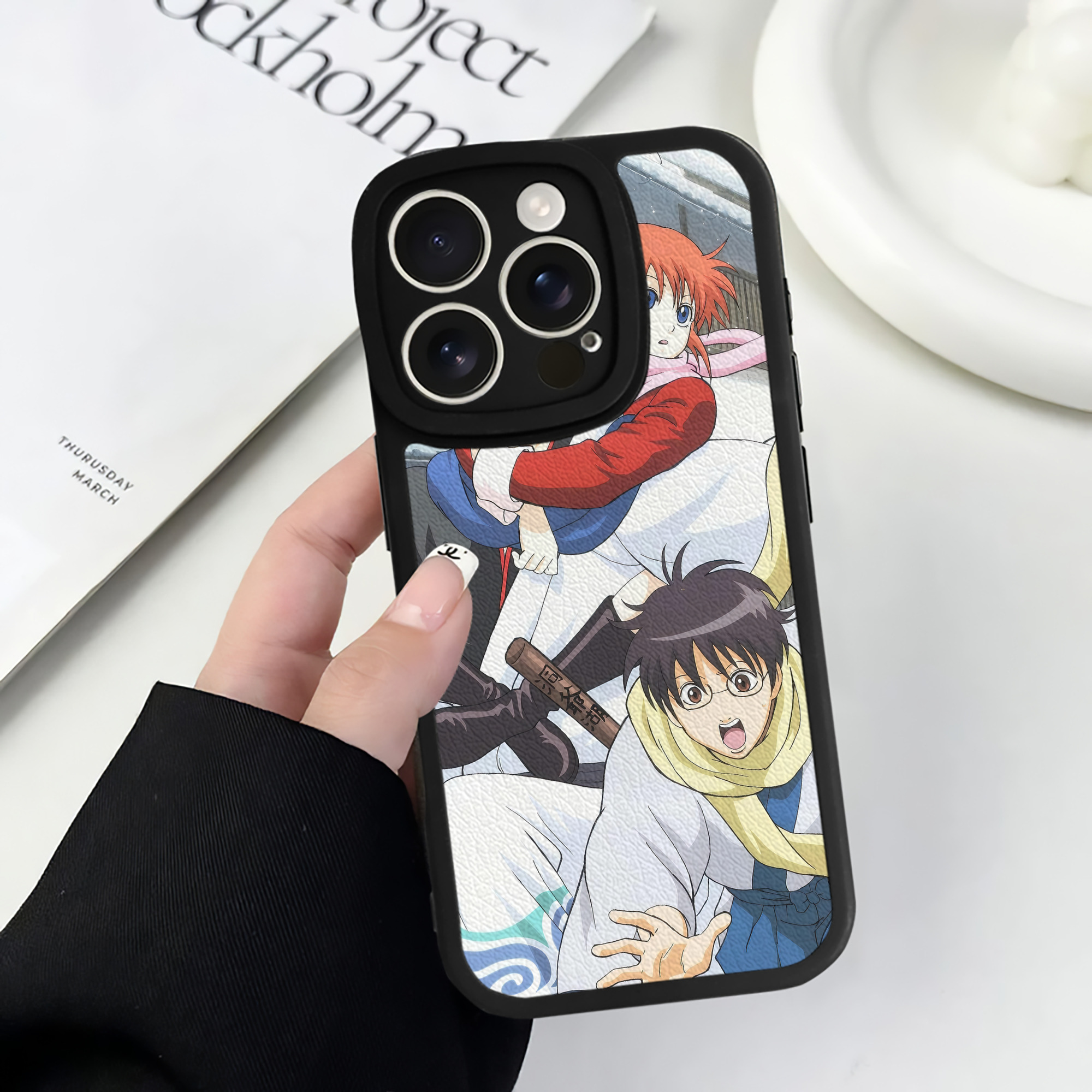 （画像用） ぎんたま 坂田銀時（さかたぎんとき） 神楽 志村新八（しむら しんぱち） GINTAMA Sakata Gintoki Kagura Shimura Shinpachi 【iPhone 16シリーズ対応】シリコンスマホケース（レザー調） 材質：シリコン
